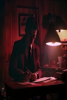悬疑犯罪剧《深夜档案》剧照，侦探在昏黄灯光下翻阅案卷，氛围紧张压抑，红桃影视电视剧在线观看